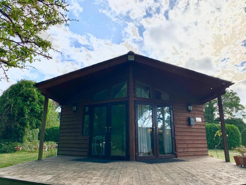 The Reading Whole Chalet With Lake And Two Acre Gardens Exterior foto