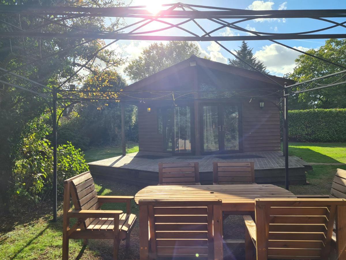 The Reading Whole Chalet With Lake And Two Acre Gardens Exterior foto