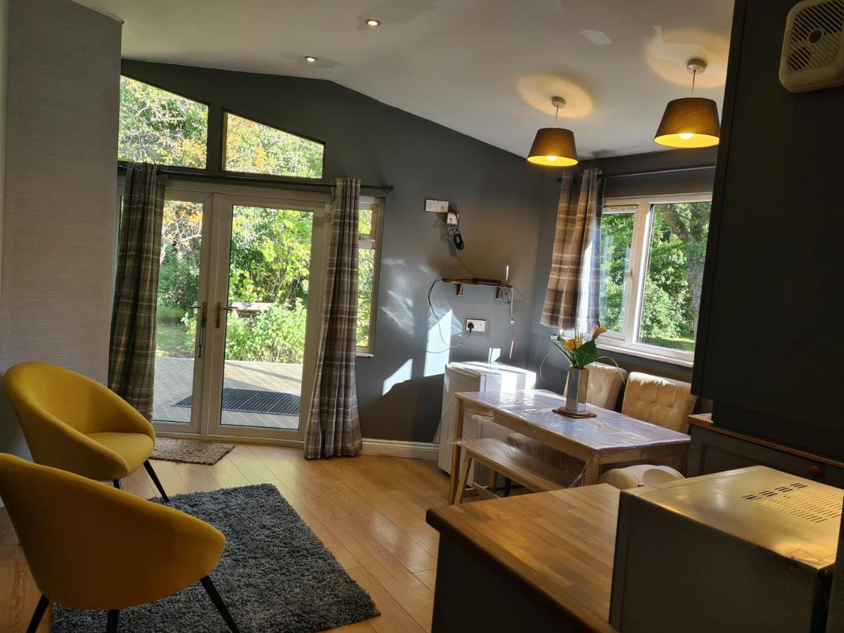 The Reading Whole Chalet With Lake And Two Acre Gardens Exterior foto