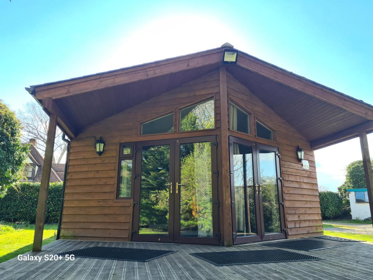 The Reading Whole Chalet With Lake And Two Acre Gardens Exterior foto