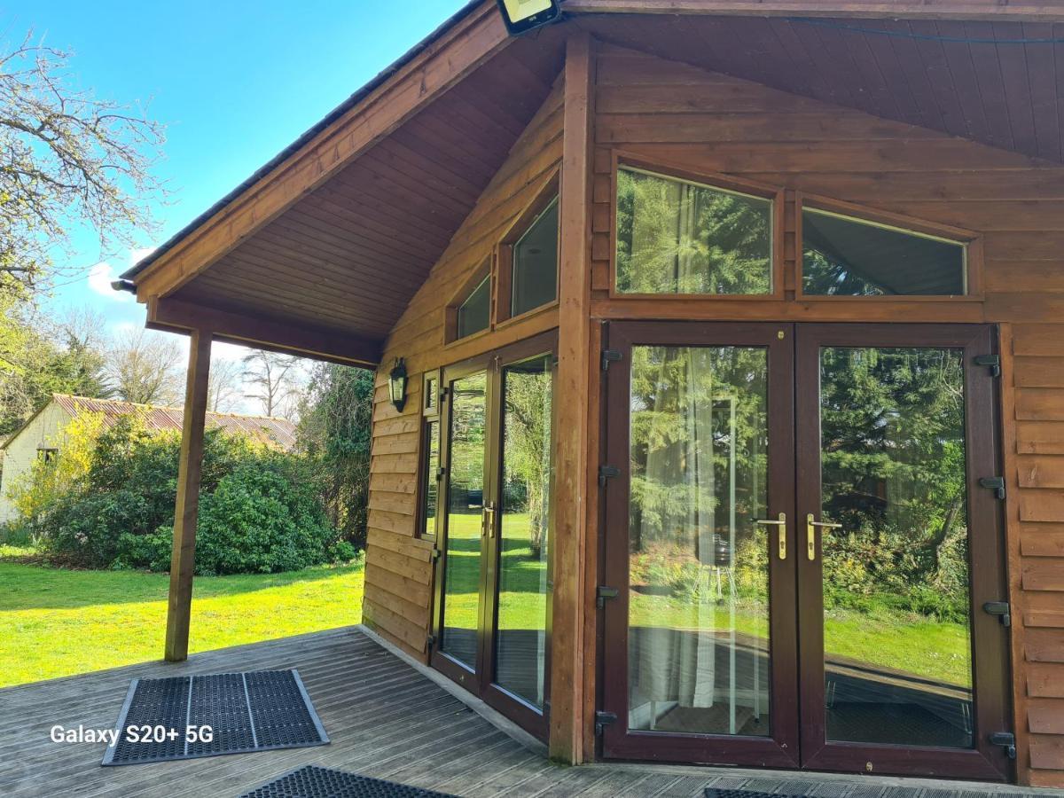 The Reading Whole Chalet With Lake And Two Acre Gardens Exterior foto