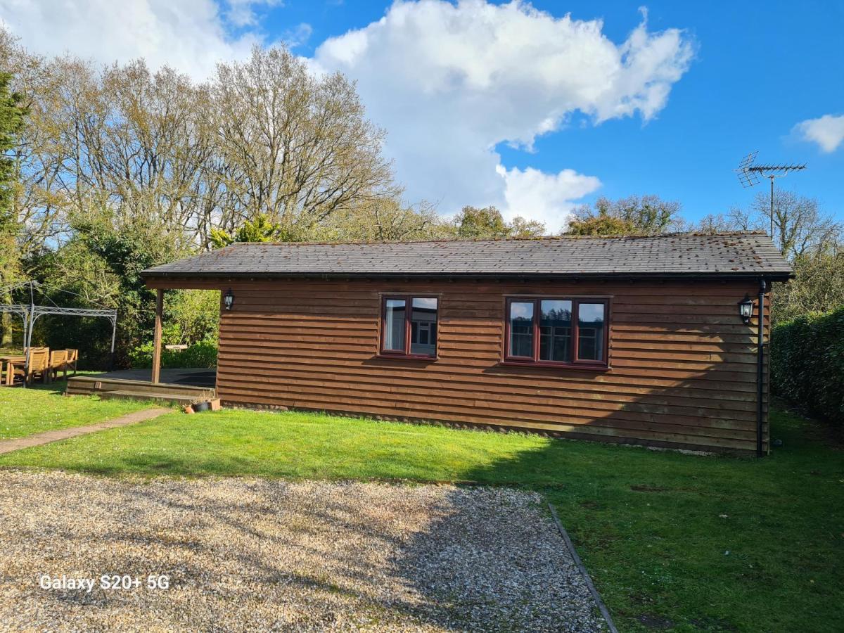The Reading Whole Chalet With Lake And Two Acre Gardens Exterior foto