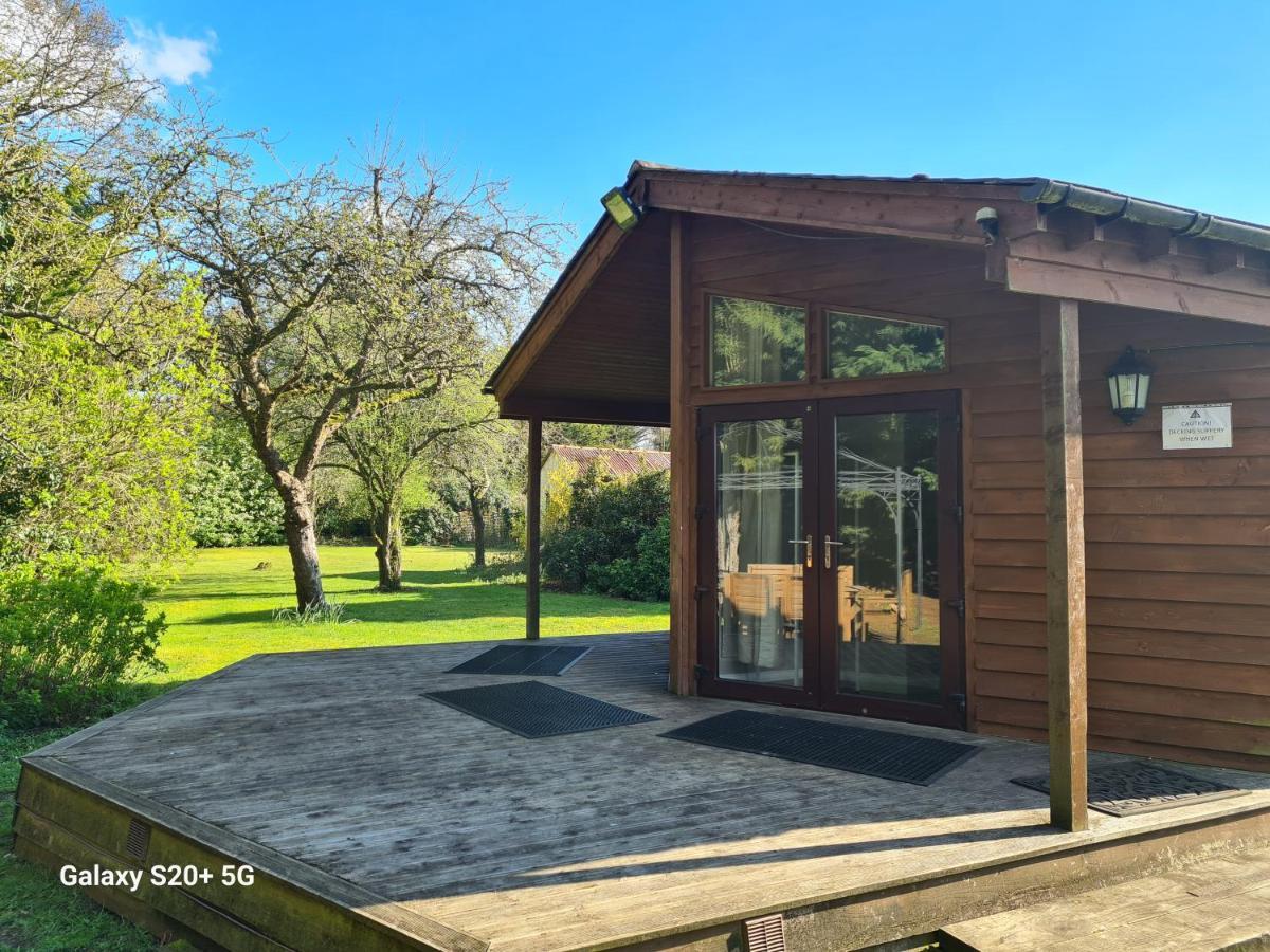 The Reading Whole Chalet With Lake And Two Acre Gardens Exterior foto